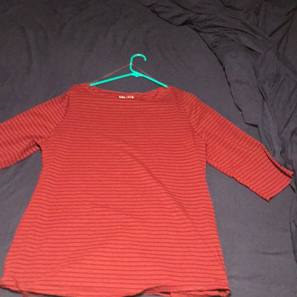 A business casual shirt with sleeves go to elbow